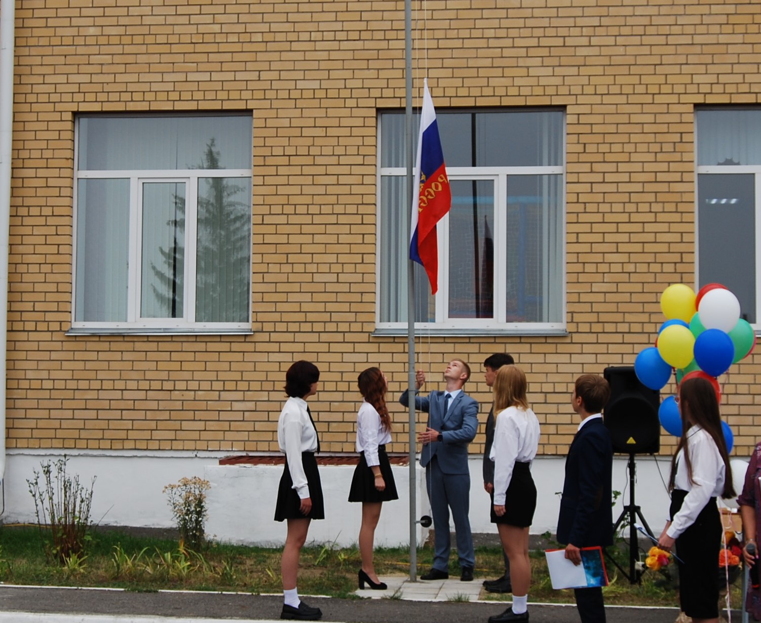 Еженедельная церемония подъема Государственного Флага Российской Федерации.