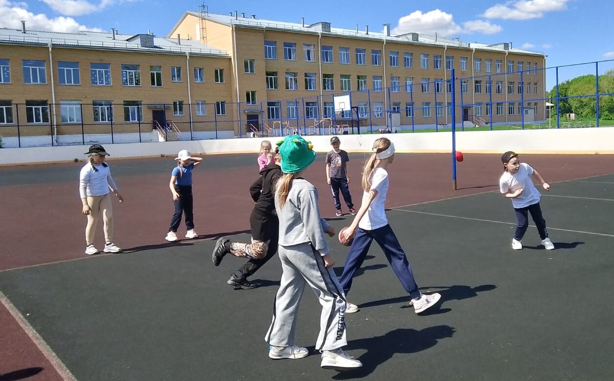 Вышибалы - игра ловких и быстрых.